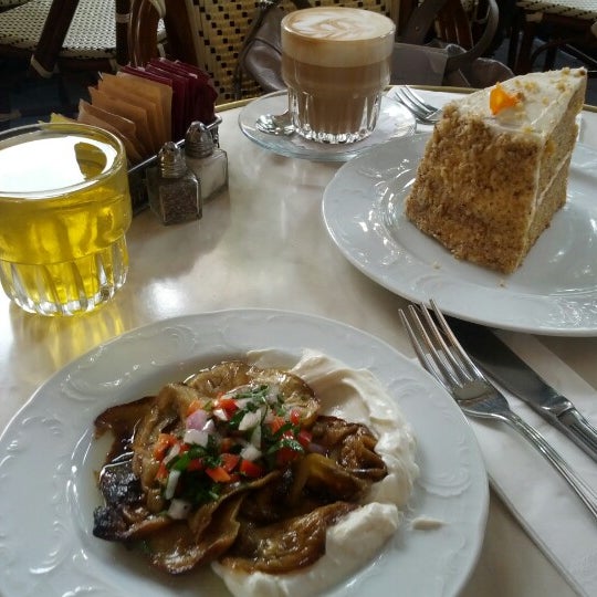 11/22/2012にGuy E.がLulu - Café Pâtisserie (לולו קפה פטיסרי)で撮った写真