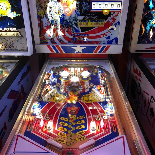 The collection of classic pinball machines here is amazing. The ambiance is even better. The live music is an extra perk. I wish we had one of these in Miami. So much nostalgia to take in.