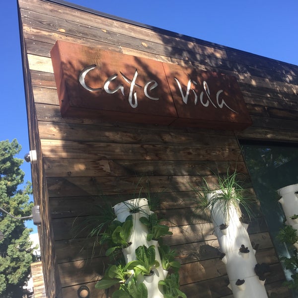 Foto tirada no(a) Cafe Vida - Culver City por Raymond Y. em 11/8/2015