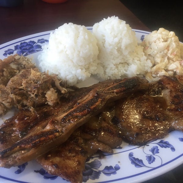 Снимок сделан в Rutts Hawaiian Cafe - Hawaiian Catering пользователем Raymond Y. 11/18/2015