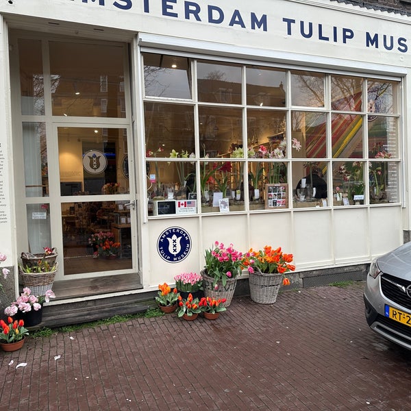 Photo taken at Amsterdam Tulip Museum by Vinícius A. on 3/22/2023