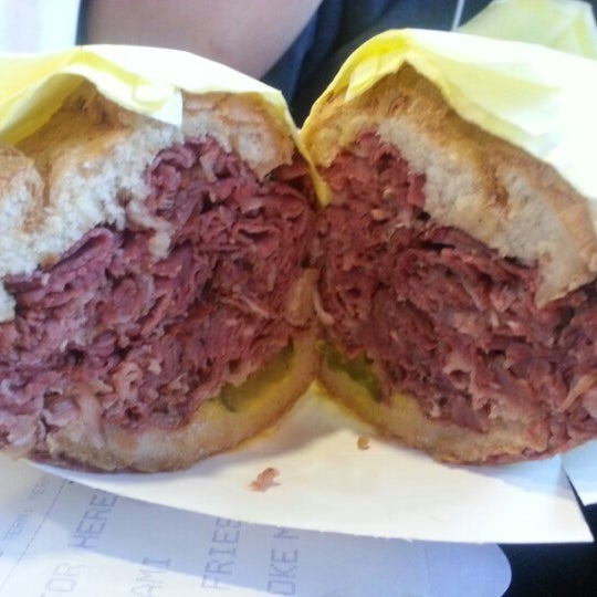 11/30/2012 tarihinde Marissa B.ziyaretçi tarafından Tops Burger'de çekilen fotoğraf