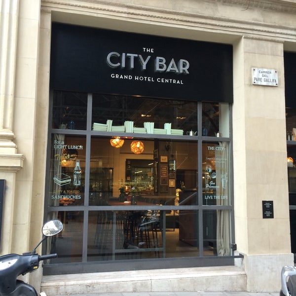 Foto tirada no(a) The City Bar por Karen A. em 1/30/2015