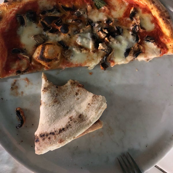รูปภาพถ่ายที่ &quot;Pizza Please&quot; โดย Mert a. เมื่อ 9/6/2019