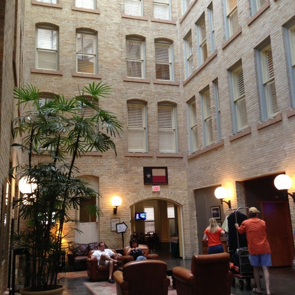 รูปภาพถ่ายที่ The Historic Crockett Hotel โดย Isabel Z. เมื่อ 5/25/2013