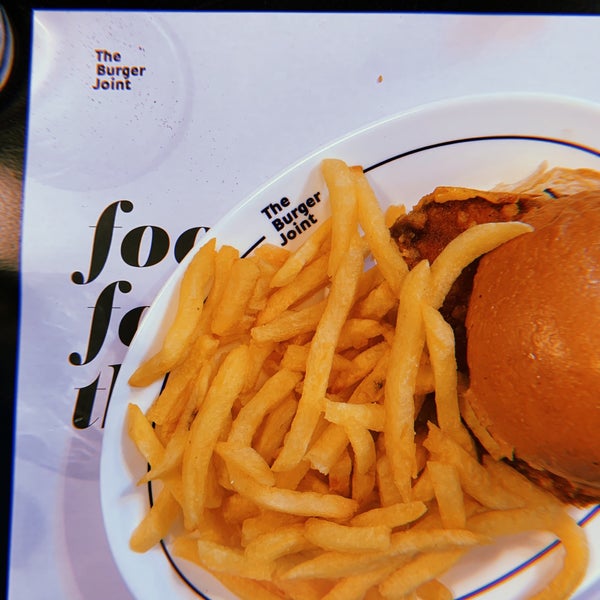 รูปภาพถ่ายที่ The Burger Joint โดย Alex M. เมื่อ 9/8/2019