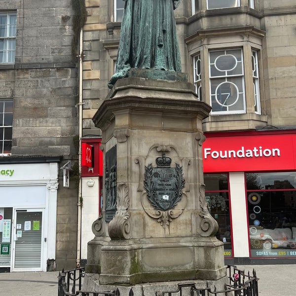 Queen Victoria Statue Outdoor Sculpture in Leith