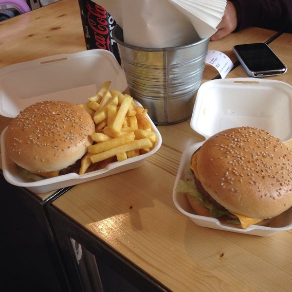 Das Foto wurde bei Rookie Burger &amp; Coffee von Ombeline D. am 5/20/2014 aufgenommen