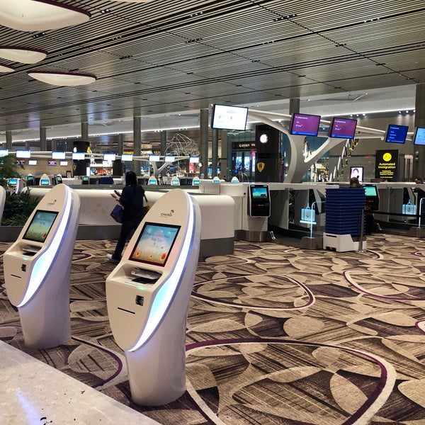 Международный аэропорт барахас мадрид снаружи. Хитроу терминал 4. Терминал 4 канкун. Хитроу терминал 4. Аэропорт джона кеннеди нью-йорк.