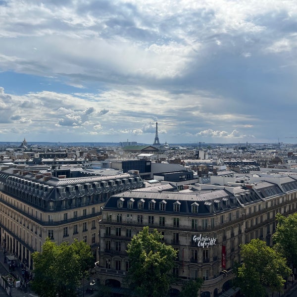 Foto scattata a Terrasse des Galeries Lafayette da kt.ma.i il 8/4/2023