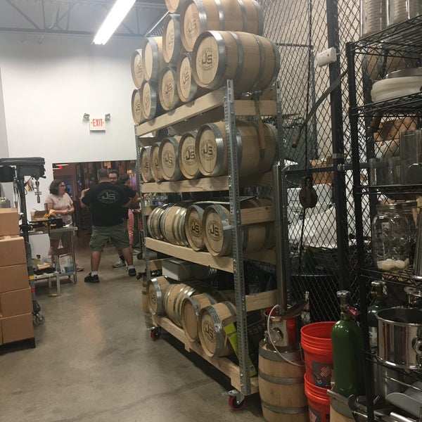 Das Foto wurde bei Jersey Spirits Distilling Company von tracy am 7/21/2019 aufgenommen