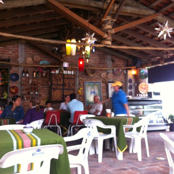 6/22/2013 tarihinde Adelina V.ziyaretçi tarafından Mi Pueblito - Cocina Mexicana'de çekilen fotoğraf