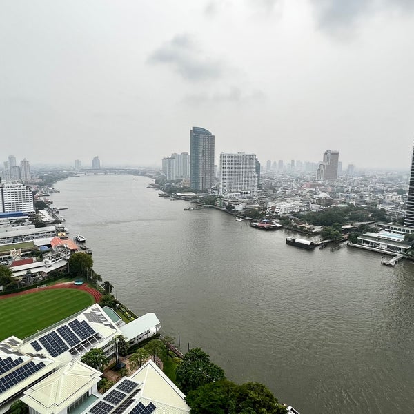 Foto diambil di Chatrium Hotel Riverside Bangkok oleh SGui E. pada 4/16/2023