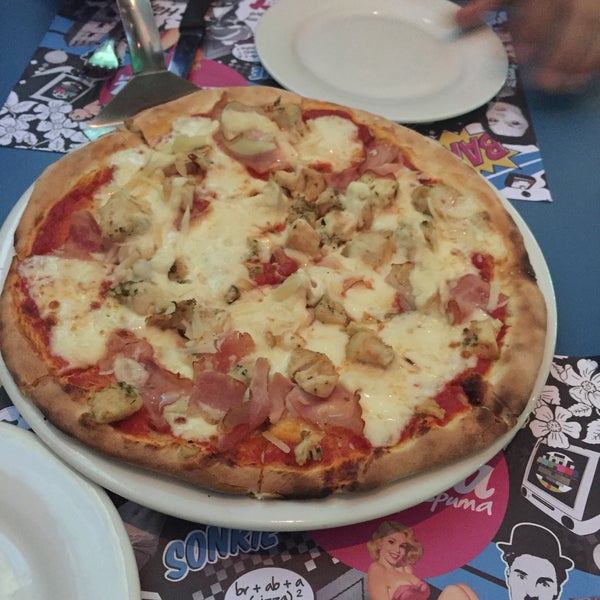 12/30/2015 tarihinde Rodrigo G.ziyaretçi tarafından Brava Pizza &amp; Espuma'de çekilen fotoğraf