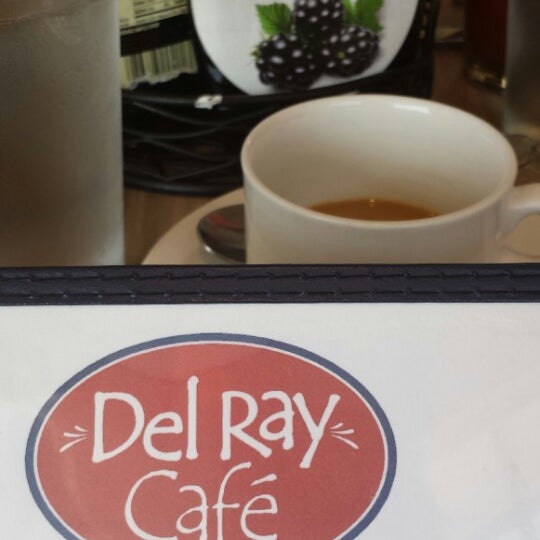 Foto scattata a Del Ray Cafe da Carolyn B. il 8/10/2014