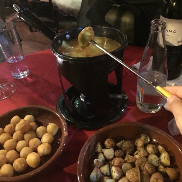 O fondue é gostoso, mas o preço é salgado (182 reais/2 pessoas). Os vinhos são realmente caros. Pedi o Altano Douro, achei um bom custo benefício.
