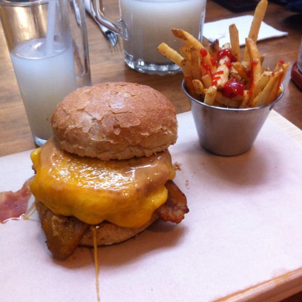 Elvis, hamburguesa diferente, me gusto. El agua de guanábana deli deli. Aunque no se ve apetitosa sí lo estuvo.