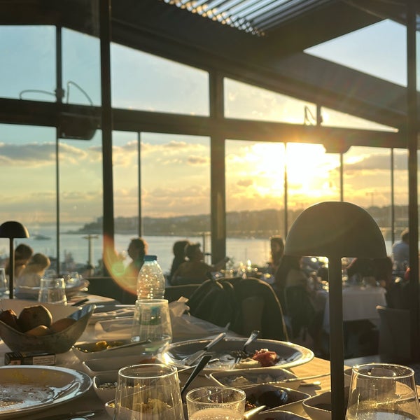 Das Foto wurde bei Ouzo Roof Restaurant von Özge A. am 6/7/2022 aufgenommen