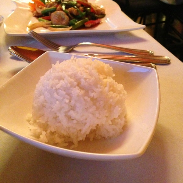 รูปภาพถ่ายที่ Spice 55 Thai &amp; Sushi Bar โดย Suzy N. เมื่อ 3/25/2013