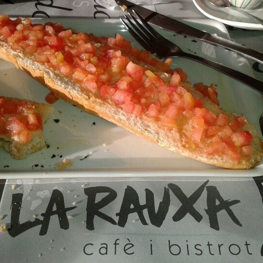 รูปภาพถ่ายที่ La Rauxa Café โดย Ana B. เมื่อ 11/7/2012