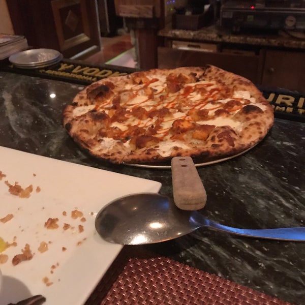 Foto diambil di Vesta Wood Fired Pizza &amp; Bar oleh Stole I. pada 10/9/2017