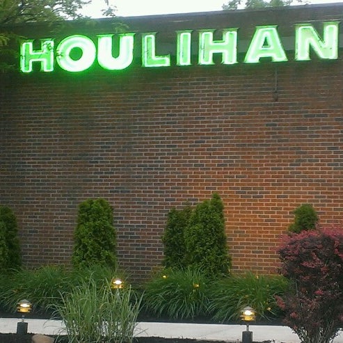 รูปภาพถ่ายที่ Houlihan&#39;s โดย Susan Christine N. เมื่อ 6/7/2013