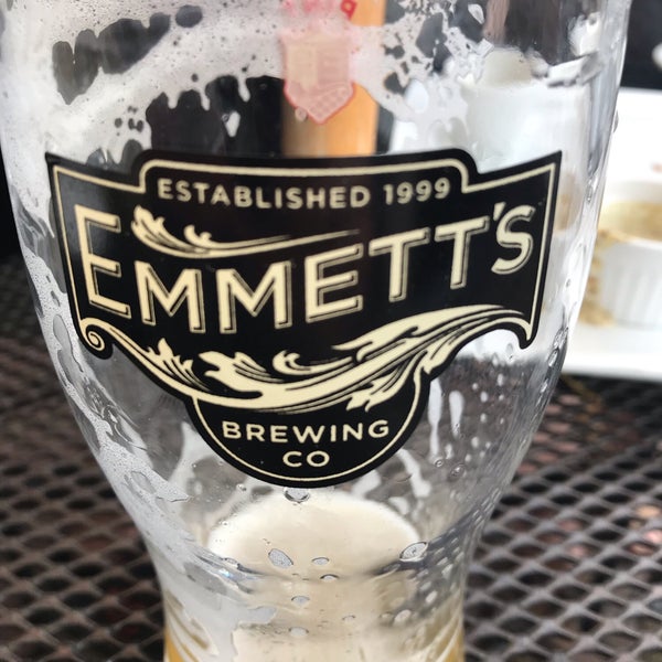 Foto diambil di Emmett&#39;s Tavern &amp; Brewing Co. oleh Shawn G. pada 6/2/2019