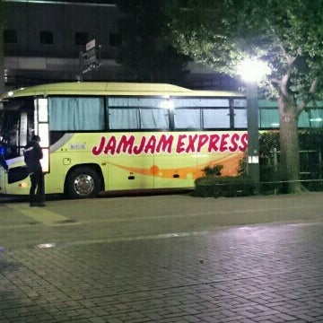 Fotos En 新宿駅西口 工学院大学前 高速バス Parada De Autobuses En 新宿区