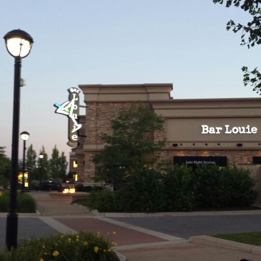 7/13/2013 tarihinde Amber H.ziyaretçi tarafından Bar Louie - Mishawaka Coming Soon'de çekilen fotoğraf