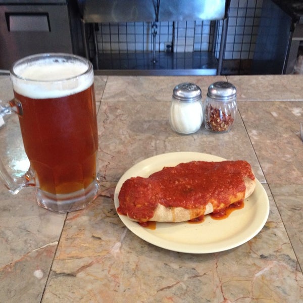 Foto tirada no(a) Tony Di Maggio&#39;s Pizza por Gary D. em 8/30/2014