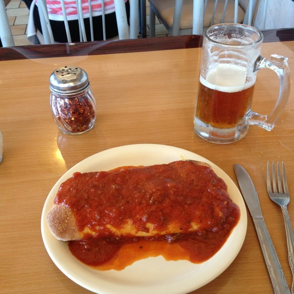 Foto diambil di Tony Di Maggio&#39;s Pizza oleh Gary D. pada 8/10/2013