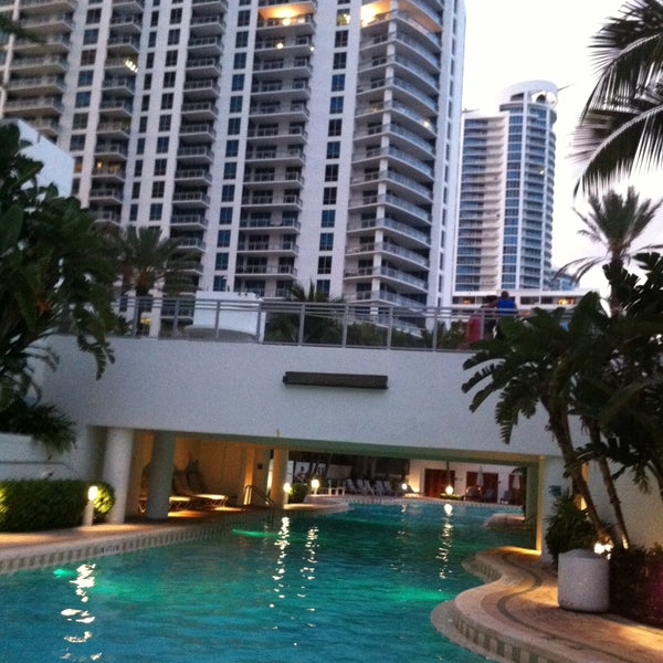 4/28/2013에 Brad P.님이 Pool at the Diplomat Beach Resort Hollywood, Curio Collection by Hilton에서 찍은 사진