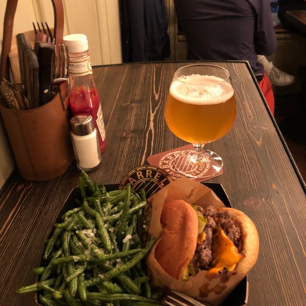 Foto diambil di Barrels Burgers &amp; Beer oleh Sangmin K. pada 9/8/2018