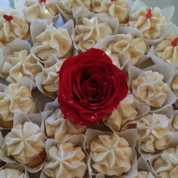 Кондитерские изделия. Candy berry. Конфеты фото. Sweet c. Пирожное воздушное георгин с кремом.