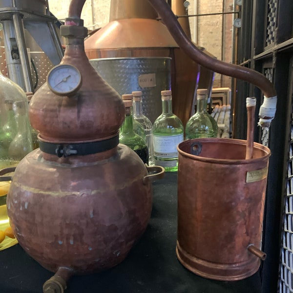 Foto tirada no(a) Archie Rose Distilling Co. por @wishboneandvine G. em 10/23/2019