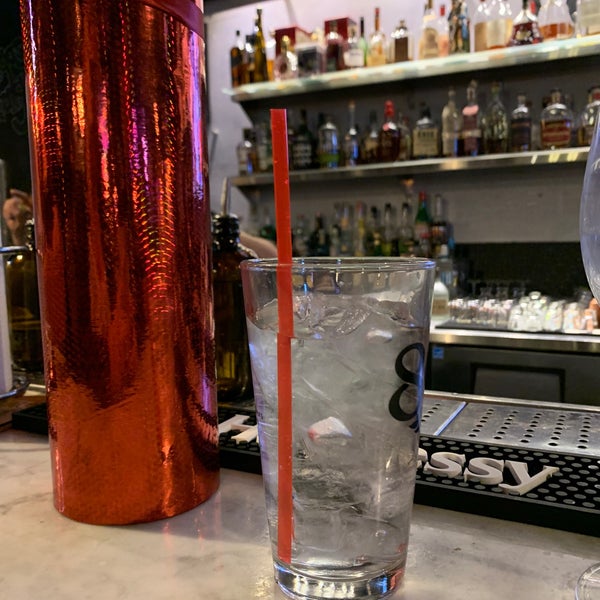 Das Foto wurde bei District One Kitchen &amp; Bar von @wishboneandvine G. am 11/12/2019 aufgenommen