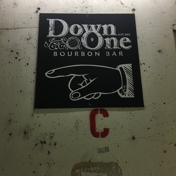 รูปภาพถ่ายที่ Down One Bourbon Bar &amp; Restaurant โดย @wishboneandvine G. เมื่อ 12/6/2018