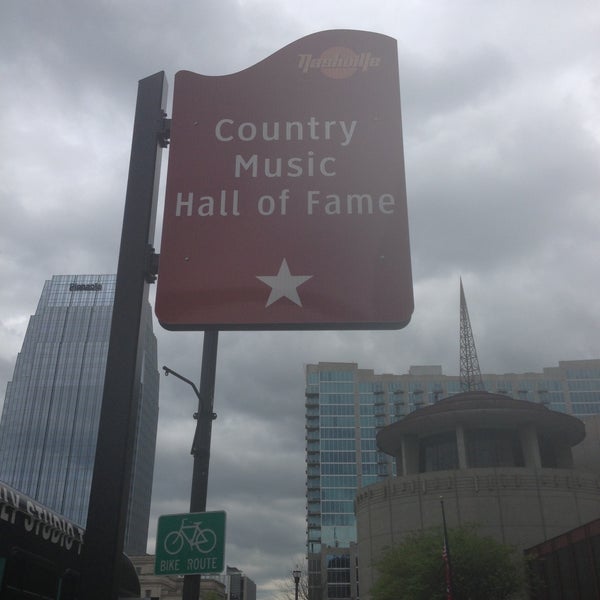 รูปภาพถ่ายที่ Country Music Hall of Fame &amp; Museum โดย Christine L. เมื่อ 4/28/2013