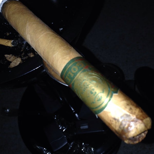 Снимок сделан в The Leaf Cigar Lounge пользователем Jay F. 6/22/2014