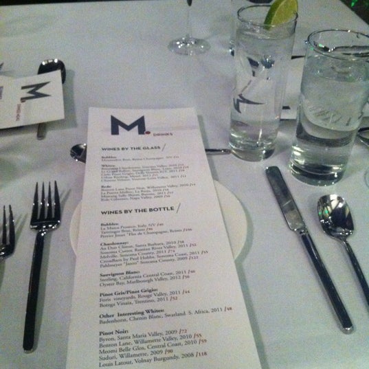 Foto tirada no(a) M. Restaurant and Bar por Wendy M. em 11/24/2012