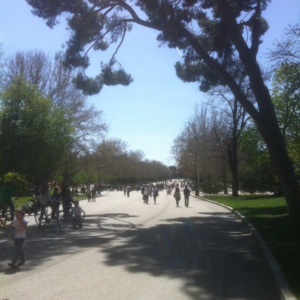 Photo taken at Parque del Retiro by vonkinder on 4/13/2013