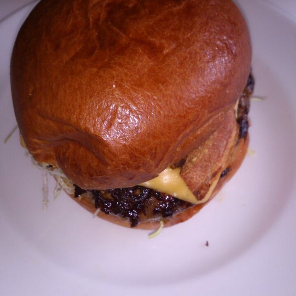 รูปภาพถ่ายที่ Burger &amp; Shake โดย Bob C. เมื่อ 3/28/2013