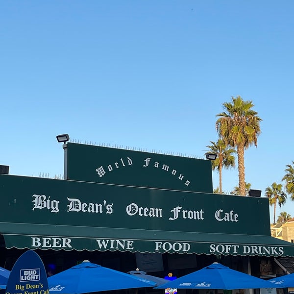 Das Foto wurde bei Big Dean&#39;s Ocean Front Cafe von Caroline K. am 10/28/2022 aufgenommen