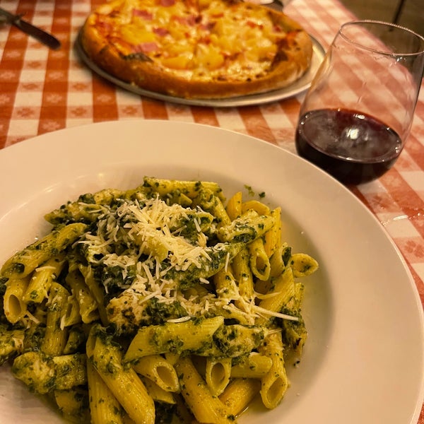 1/24/2022 tarihinde Caroline K.ziyaretçi tarafından Bobby V&#39;s Italian Restaurant Pizzeria'de çekilen fotoğraf