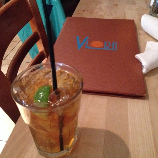 Das Foto wurde bei Vlora Bar and Restaurant von Caroline K. am 4/21/2014 aufgenommen