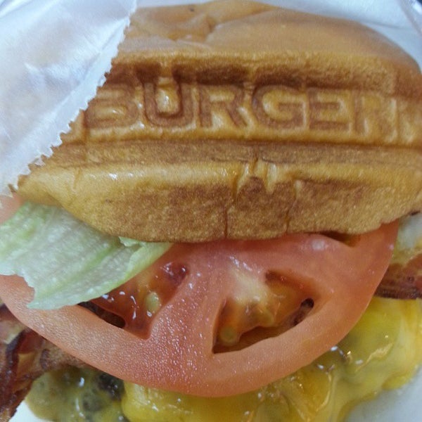 9/1/2013 tarihinde Dwayne K.ziyaretçi tarafından BurgerFi'de çekilen fotoğraf