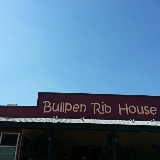 รูปภาพถ่ายที่ Bullpen Rib House โดย Dwayne K. เมื่อ 10/5/2012