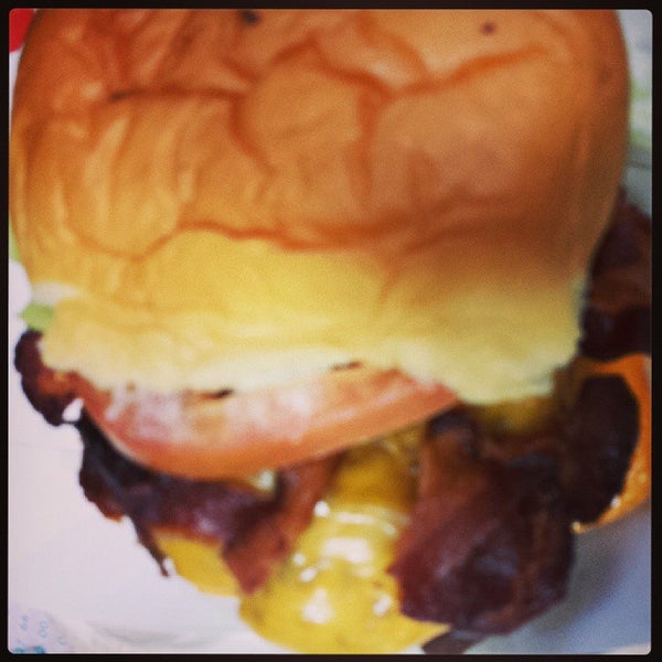 10/15/2013 tarihinde Dwayne K.ziyaretçi tarafından BurgerFi'de çekilen fotoğraf