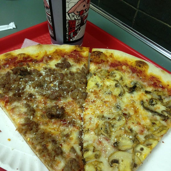 Снимок сделан в Underground Pizza пользователем Scott F. 3/28/2013