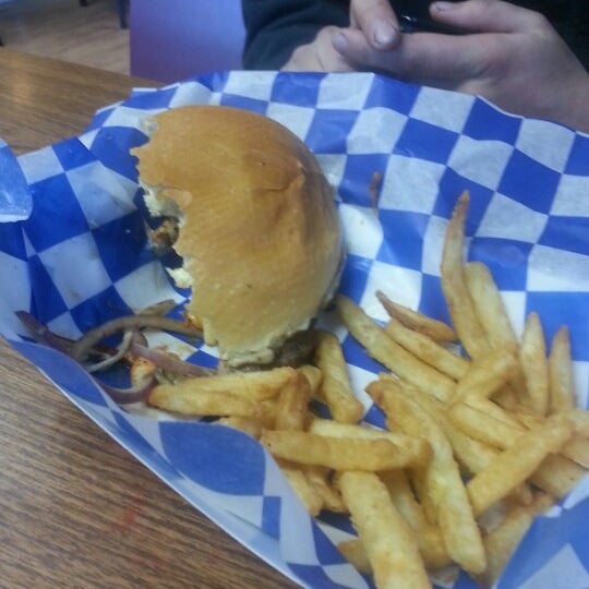 Снимок сделан в The Burger Shack пользователем Lisa W. 2/4/2013